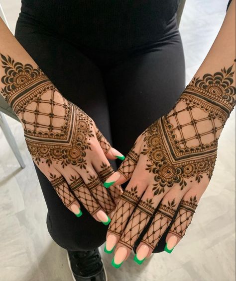 Mehndi Designs Criss Cross, Beautiful Mendhi Designs Back Hand, Arabic Henna Designs Full Hand, Mendhi Designs 2023, Net Henna Designs, Arab Henna Designs, Stylish Henna Designs, Back Hand Henna Designs, Henna Tattoo Design