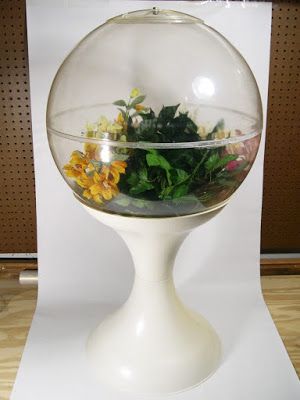 Althouse: "Over time, the obsession with terrariums faded, but it returned in the 1960s and ’70s..." Dark Oak Furniture, 1970s Living Room, Best Terrarium Plants, Globe Terrarium, Silent Spring, Modern Terrarium, Antique Dressers, 70s Interior Design, Terrarium Garden