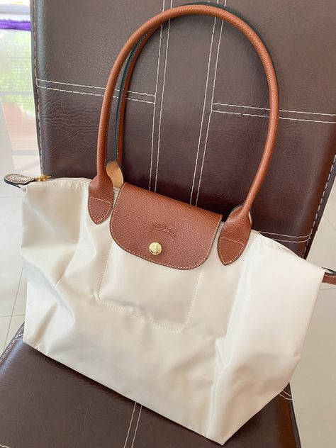 Longchamp Cream Bag, Longchamp Le Pliage White, Cream Longchamp Bag, White Longchamp Bag, Longchamp Bag Beige, Longchamp Bag Medium, Longchamp Tote Bag Outfit, Beige Longchamp, White Longchamp