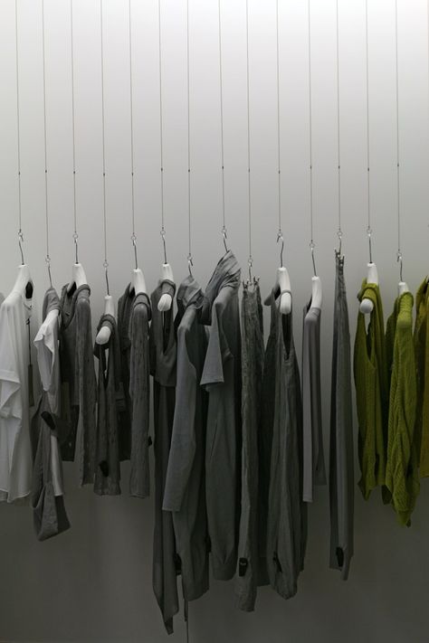 Hanging option Hanging Clothes Aesthetic, Concept Store Ideas, Fashion Store Interior, Clothes Shop Interior, Clothing Hangers, Clothing Hanger, Fashion Showroom, Clothing Store Displays, Clothing Display