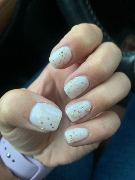 Nails With Gold Flakes Short, Gold Flake Nails Short, White Nails Gold Flakes, Nails With Gold Flecks, White And Gold Nails Short, White Nails With Gold Flakes, Hoco Nails Short, White And Gold Nails Simple, Short Square White Nails