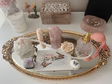 Mirror Tray Decor Ideas Bedroom, Tray Decor Aesthetic, Gold Tray Decor Bedroom, Perfume Tray Ideas Bedroom, Vanity Tray Aesthetic, Gold Mirror Tray Decor Ideas, Aesthetic Perfume Tray, Perfume Mirror Tray, Gold Vanity Tray