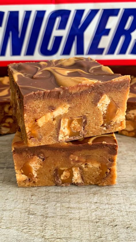 No Bake Slice, Snickers Slice, Cupcake Recipes Uk, Snickers Recipe, Custard Cake Recipes, Caramel Slice, Chocolate Chip Cookie Bars, Cupcake Recipes Chocolate, Snack Mix Recipes