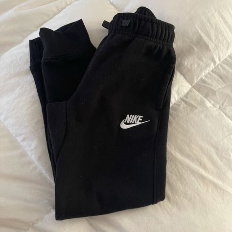 Nwot-Black Nike Joggers Never Worn. Pop The Tags Off And Didn’t Fit My Little/Big Guy! Size 7. Color True Black! Sweatpants Outfit Girl, Black Nike Sweatpants Outfits, Sweat Set Outfits, Black Nike Joggers, Jogging Nike, Black Nike Sweatpants, Sweatpants Outfits, Nike Style, Dream List