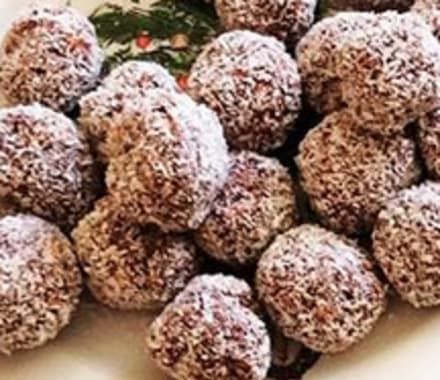 Chocolate Coconut Balls, Chocolate Balls Recipe, Thermomix Cakes, Christmas Salad Recipes, Chocolate Biscuit Cake, Coconut Protein, Coconut Balls, Road Trip Food, School Learning