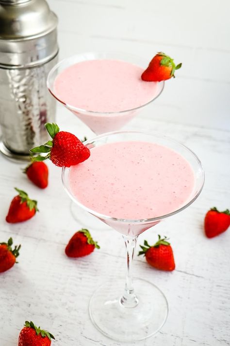 Strawberry Shortcake Martini | Made with real strawberries, cake vodka, and RumChata, this Strawberry Shortcake Martini packs a punch but is sure to please.  Tasting just like the classic strawberry shortcake dessert, this strawberry cocktail with vodka is amazing! This easy make at home cocktail is perfect for your next date night in or when you're hosting friends this spring/summer || Deligthful E Made Strawberry Cheesecake Cocktail, Strawberries And Cream Martini, Strawberries And Cream Alcoholic Drink, Strawberry Shortcake Martini, Strawberry Cream Cocktail, Rumchata Recipes Drink, Galentines Event, Cocktail With Vodka, Rumchata Recipes