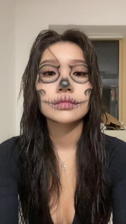 Skeleton Makeup Half Face, Professional Halloween Makeup, Diy Halloween Skull, Half Skeleton Makeup, Easy Skeleton Makeup, Skeleton Face Makeup, Hannah Kae, Half Skull Makeup, Skull Face Makeup