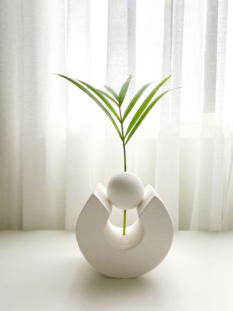 Contemporary Ceramics Flower, Ceramic Modern Art, Sculpture Art Diy, Minimalistic Sculpture, Vase Ideas Decorative, Ceramic Design Ideas, Modern Sculpture Contemporary, Ceramics Abstract, Contemporary Ceramic Sculpture