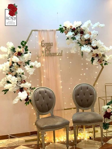 Backdrop Design Wedding, Elegant Wedding Backdrop, Wedding Cake Backdrop, Creative Wedding Souvenirs, Cake Backdrop, Cake Backdrops, Naming Ceremony Decoration, Nikah Decor, Hanging Wedding Decorations