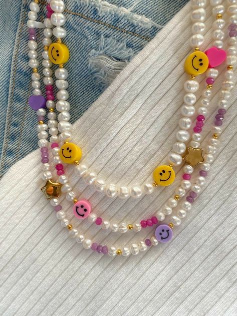 Smiley Face Necklace, Pretty Jewelry Necklaces, Pearl Beaded Necklace, Face Necklace, Indie Jewelry, Beaded Necklace Diy, Bead Charms Diy, Handmade Wire Jewelry, Funky Jewelry