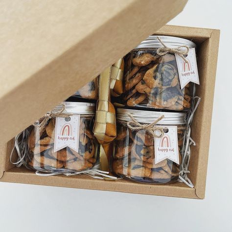 Biskut Raya Packaging, Eid Hampers Ideas, Hampers Ideas Idul Fitri, Packaging Diy Box, Hampers Cookies, Hampers Idul Fitri, Nut Mix Recipe, Hampers Packaging, Ide Hampers