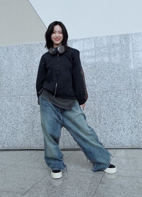 Ryujin Street Style, Ryujin Casual Outfit, Ryujin Fashion, Ryujin Style, Ryujin Outfit, Itzy Outfits, Shin Ryujin, Baggy Clothes, Gray Aesthetic