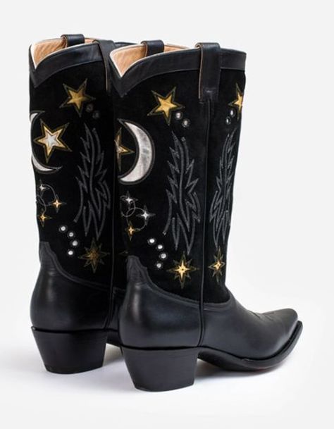 Artsy Clothes, Embroidered Cowboy Boots, Cute Cowgirl Boots, Cute Cowgirl, Cowboy Aesthetic, The Everglades, Artsy Outfit, Eras Tour Outfit, Earthy Brown