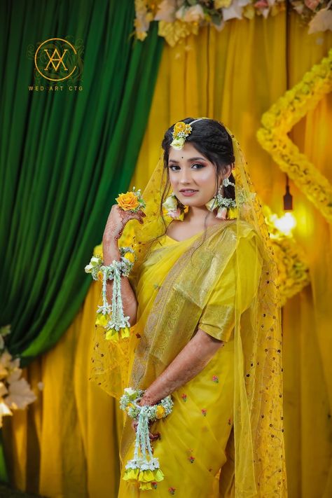 Haldi Pictures Idea, Girl Haldi Poss, Mehandi Outfits Brides Indian Bridal, Haldi Look For Bride In Saree, Bridal Haldi Photoshoot, Haldi Shoot Poses, Bride Haldi Poses, Haldi Girl, Haldi Pic