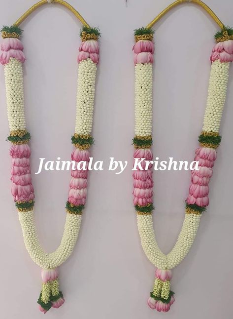 Premium designer garlands by @jaimalabykrishna Fresh Flower Designer Garlands😍 Orders taken from November-2019 👈 Hyderabad : +91 9966377488 Chennai : +91 7305105056 Banglore : +919538912199 /+919094287897 #jaimala #varamala #shaadimagic #hinduwedding #indiansinusa #nribride #indiandecor Lotus Flower Malai, Marriage Poola Dandalu, Poola Malalu For Wedding, Poola Dandalu Engagement, Flower Hara For Wedding, Wedding Flower Mala, Garland For Wedding Indian Bride, Varmala Designs Indian Weddings, Poola Dandalu For Wedding