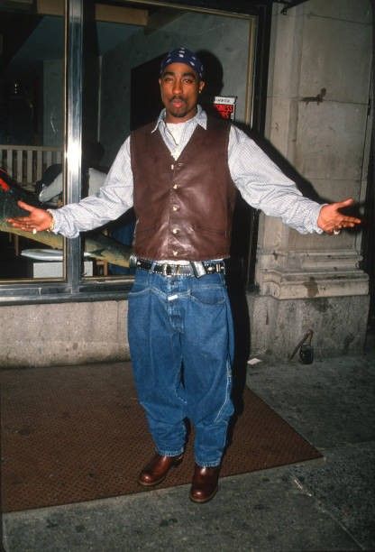 2pac Outfits 90s, Tupac Iconic Outfits, 2000s Male Fashion, Tupac Fashion, 90s Rnb Fashion, Tupac Outfits, 90s Male Fashion, 2000s Hip Hop Fashion, 90s Hip Hop Style