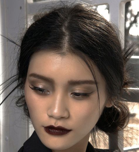 Soft Vampy Makeup, Serena Hair, Ming Xi, Make Carnaval, Soft Goth, Dark Lipstick, Makeup Stuff, Goth Makeup, Makeup Styles