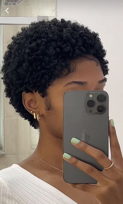 Short 4c Fro, Big Chop Hairstyles 4c Hair, Twa 4c, Peinado Natural, Short Afro Hair, Short 4c Hair, Big Chop Natural Hair, Natural Hair Haircuts, Short Dyed Hair