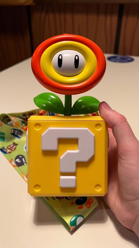 Mario Fire Flower Sipper Debuts at Super Nintendo World at Universal Studios Japan - WDW News Today Super Mario Accessories, Super Mario Clay Art, Mario Clay Art, Mario Clay Ideas, Mario Clay, Super Mario Fire Flower, Mario Accessories, Mario Items, Mario Flower