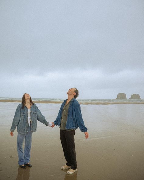 Oregon, outfit inspo, romance, couples, blurry, photo, photography, storytelling, love, pose, freespirit, rain, beach Oregon Outfits, Oregon Rain, Rainy Nature, Love Pose, Coast Outfit, Photography Storytelling, Oregon Beach, Oregon Beaches, Cannon Beach Oregon