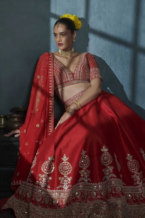 Red Silk Lehenga, Prajakta Koli, Best Indian Wedding Dresses, Heavy Lehenga, Bridal Lehenga Designs, Simple Lehenga, Latest Bridal Lehenga, Wedding Lehenga Designs, Indian Bride Outfits