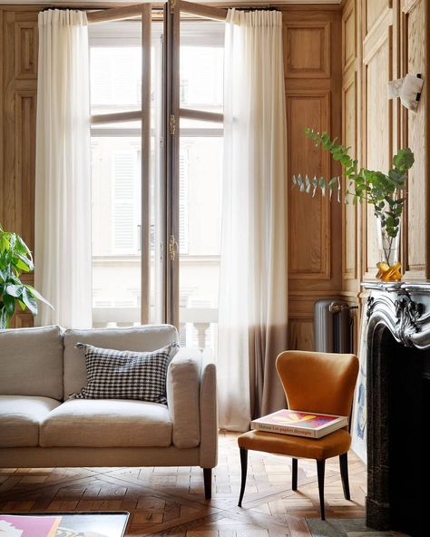 All Parisians have a plumbing story, especially since plumbing in old Parisian buildings tends to be an afterthought. (📸: @sebastien_dondain IG) #hipparis #paris #france #expatlife #expatsinparis #parisianliving #parisiplumbing #plumbing #realstories Modern Traditional Living Room, Eclectic Contemporary, Chic French Style, Eclectic Furniture, Classic Interior Design, Living Room Lounge, Expat Life, French Interior, Traditional Living Room