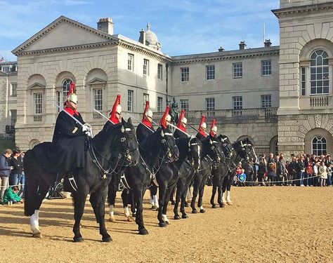 Horse Guards London, Royal Horse Guards, London Bucket List, Horse Guards Parade, Life Guard, Horse Guards, Day Trips From London, London Attractions, Royal Park