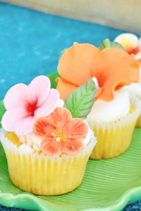 Luau Cupcakes Ideas, Hawaiian Flower Cupcakes, Luau Cupcake Ideas, Luau Theme Cake, Summer Themed Cupcakes, Hawaii Cupcakes, Tropical Party Foods, Hawaiian Theme Cakes, Hawaiian Cupcakes