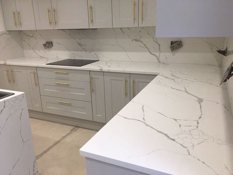 Grey Kitchen White Marble Worktop, Calacatta Venato Quartz, Marble Effect Kitchen Worktops, Kitchen Worktop Styling, Kitchen Worktop Ideas, Quartz Kitchen Countertops White, Quartz Island, Kitchen Design Countertops, Kitchen Decor Styles