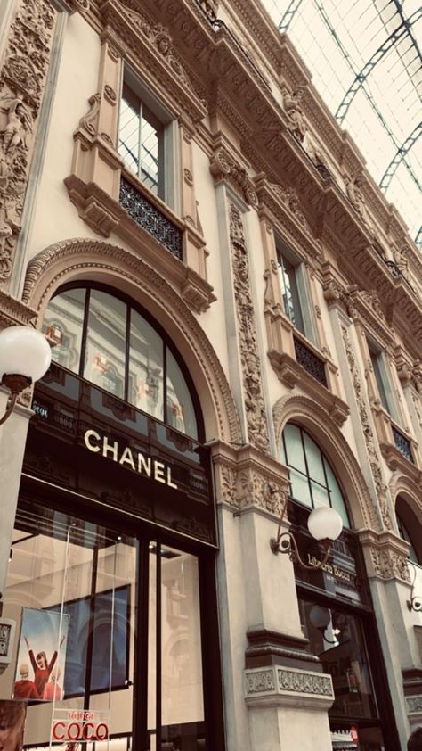 Channel Aesthetic Wallpaper, Chanel Wallpaper Aesthetic, March Wallpapers, Chanel Background, Coco Chanel Wallpaper, Pretty Phone Backgrounds, Vogue Wallpaper, Chanel Wallpaper, Chanel Wallpapers