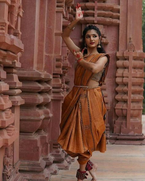 Bharatnatyam Dancer Aesthetic, Kathak Poses For Photoshoot, Bharatanatyam Aesthetic, Bharatnatyam Aesthetic, Kathak Aesthetic, Bharatnatyam Poses, Indian Dance Costumes, Bharatanatyam Costume, Bharatanatyam Dancer