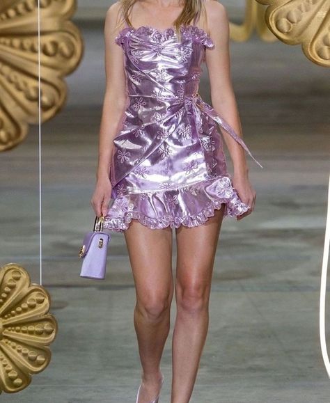 Purple Runway, Purple Aesthetics, Runway Fashion Couture, Lavender Aesthetic, Runway Outfits, Resort 2020, Alice Mccall, Aesthetic Tumblr, Stage Outfits