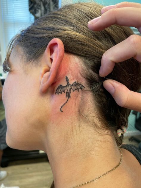 Small Dragon Spine Tattoo, Dragon Tattoos Behind The Ear, Dragon Colar Bone Tattoo, Tog Wyvern Tattoo, Behind The Ear Dragon Tattoo, Dragon Tattoo Back Of Neck, Small Toothless Dragon Tattoo, Dragon Tattoo Behind The Ear, Tiny Dragon Tattoos