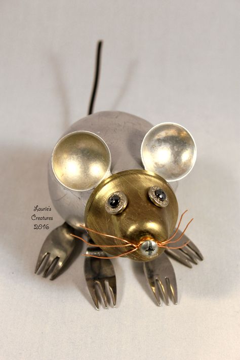 "Squeak" ~ Found object, junk art mouse created by Laurie Schnurer in 2016. Cutlery Art, Silverware Art, Robot Sculpture, Recycled Art Projects, Trash Art, Welding Art Projects, Found Object Art, Upcycled Art, Metal Yard Art