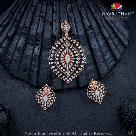 Gold Earrings Indian, Big Pendant, Gold Jewelry Outfits, New Gold Jewellery Designs, Diamond Pendent, Diamond Pendants Designs, Diamond Mangalsutra, Gold Bangle Set, Diamond Earrings Design