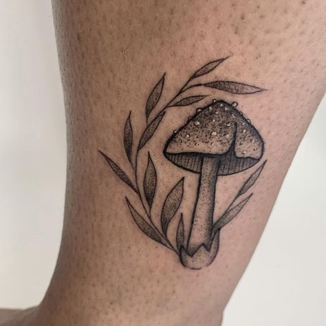 Denise Machado Tattoo (@dnsmttt) • Instagram photos and videos Neo Trad Mushroom Tattoo, Snail Tattoo Ideas, Mushroom Tattoo Ideas, Grey Mushroom, End Tattoo, Botanical Tattoo Design, Snail Tattoo, Mushroom Tattoo, Tattoo Process