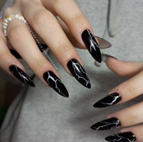 Black Arclyc Nails Design, Nails Inspiration Dark Colors, Reyna Nails, Sharp Nails Design, Goth Almond Nails, Nail Designs Edgy, Dark Nails Acrylic, Gothic Nail Ideas, Black Gothic Nails