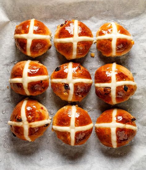 Traditional Easter Food, Baking Bread At Home, Traditional Easter Recipes, Celebration Food, Cross Buns Recipe, Irish Bread, Hot Cross Buns Recipe, Hot Cross Bun, Tea Bread