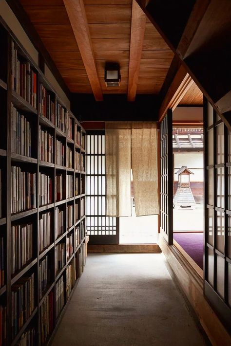 Calming Architecture, Japanese Interior Design Traditional, Japanese Townhouse, Japanese Library, Traditional Townhouse, Kyoto House, Machiya House, Skylight Design, Townhouse Interior