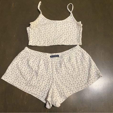 Brandy Melville pajama set Brandy Mellvile Pjs, Brandi Melville Outfits, Brandy Melville Sleep Set, Brandy Melville Pajama Set, Brandy Sleep Set, Brandy Melville Pyjamas, Brandy Pajama Set, Brandy Melville Boxers, Brandy Melville Set