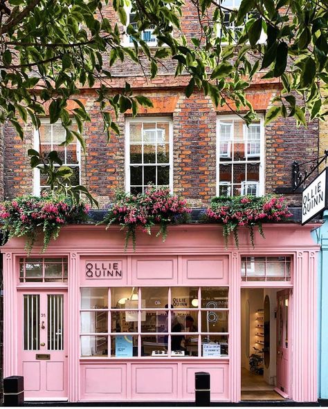 Pretty Little London on Instagram: “Loving this pretty pink facade in Covent Garden 💕✨ Photo by @meanderingmacaron #coventgarden #happywednesday #prettylittlelondon” Makeup Studio Decor, Retail Facade, Coffee Shop Photography, Shop Facade, College Apartment Decor, Stunning Hairstyles, Shop Fronts, Shop Front Design, Store Design Interior