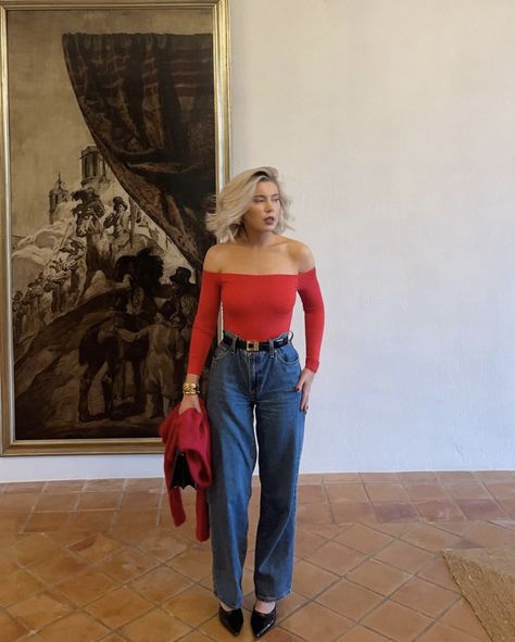 Red Blouse Outfit Aesthetic, Red Jeans Outfit Aesthetic, Red Top Street Style, Red Autumn Outfits Aesthetic, Chic Red Mid-rise Jeans, Jeans Date Night Outfit, Date Night Outfit Romantic, Fall Chic Outfits, Casual Denim Outfits