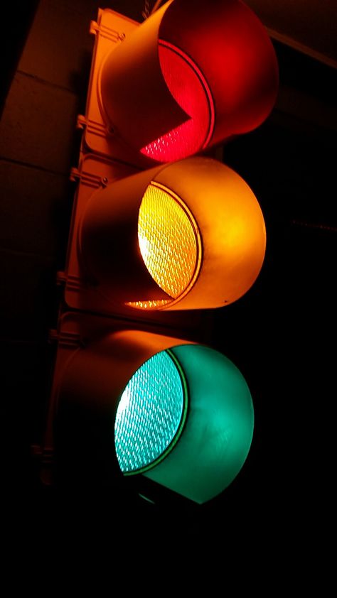 Stop Light Party, Semaforo Aesthetic, Traffic Light Aesthetic, Stop Light Aesthetic, Traffic Lights Aesthetic, Traffic Light Pictures, Traffic Light Party, Iphone Wallpaper Blur, Dark Background Wallpaper