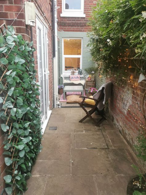 Small mid terrace side return courtyard makeover on a budget Alleyway Garden, Side Return Garden Ideas, Side Return Garden, Courtyard Makeover, Urban Yard, Alley Ideas, Terrace Gardens, Garden Court, Small Courtyard