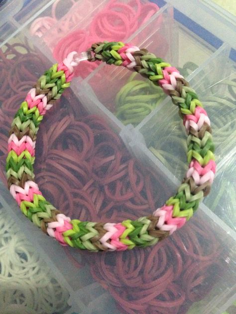 Pretty Loom Bracelets, Bracelet Color Combos Rubber Bands, Cute Rainbowloom Ideas, Rainbow Loom Colour Combos, Cute Loom Bracelets, Rainbow Loom Bracelets Aesthetic, Cute Rubber Band Bracelets Ideas, Rubber Band Color Ideas, Look Bracelet Ideas Rubber Bands