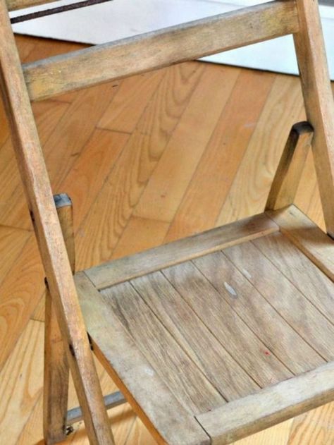 Need ideas to repurpose old folding chairs? Here are a few. Homeroad.net #chairs #foldingchairs #repurposed #repurposedideas #trashtotreasure Diy Folding Chair, Painted Folding Chairs, Folding Chair Makeover, Old Wooden Chairs, Barn Apartment, Painting Wooden Furniture, Wooden Folding Chairs, Antique Dining Chairs, Furniture Redos