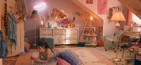 Girly 90s Bedroom, 2010s Bedroom Aesthetic, Bianca Stratford Room, Stacy Friedman Room, 1990 Bedroom, 80s Teen Bedroom, 00s Bedroom, 2000 Bedroom, Character Bedroom