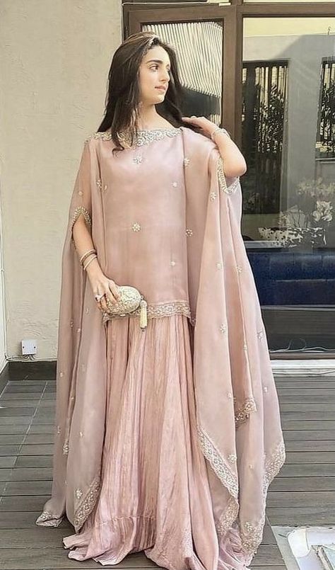 Sukienki Maksi, Nikkah Dress, Womens Trendy Dresses, Pakistani Fancy Dresses, Pakistani Fashion Party Wear, Beautiful Pakistani Dresses, Fancy Dresses Long, Bridal Dress Fashion, Pakistani Bridal Dresses