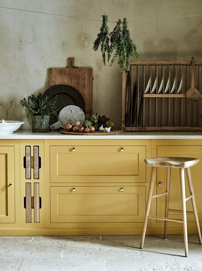 Amazing Ideas Of Yellow Kitchen Cabinets Mustard Kitchen, Mustard Yellow Kitchens, Yellow Kitchen Cabinets, Yellow Cabinets, Solid Wood Kitchens, Yellow Home Decor, Rustic Kitchen Design, Kitchen Farmhouse, Yellow Kitchen