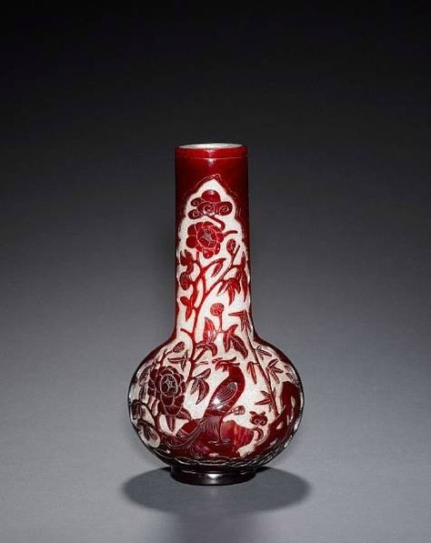 An extremely fine, single red-overlay Peking Glass Vase, 18th century. Red Glass Vase, Antique Pottery, Antique Glassware, Antique Vase, Porcelain Jewelry, Vintage Art Glass, Porcelain Art, Crystal Vase, Sculpture Installation